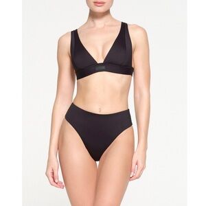 NWT Skims Recycled Swim Plunge Bikini Top in Onyx Black Size Medium